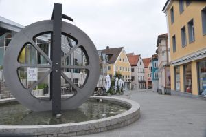 Das große Mühlrad bildet den Start des Kemptener Mühlbachquartier